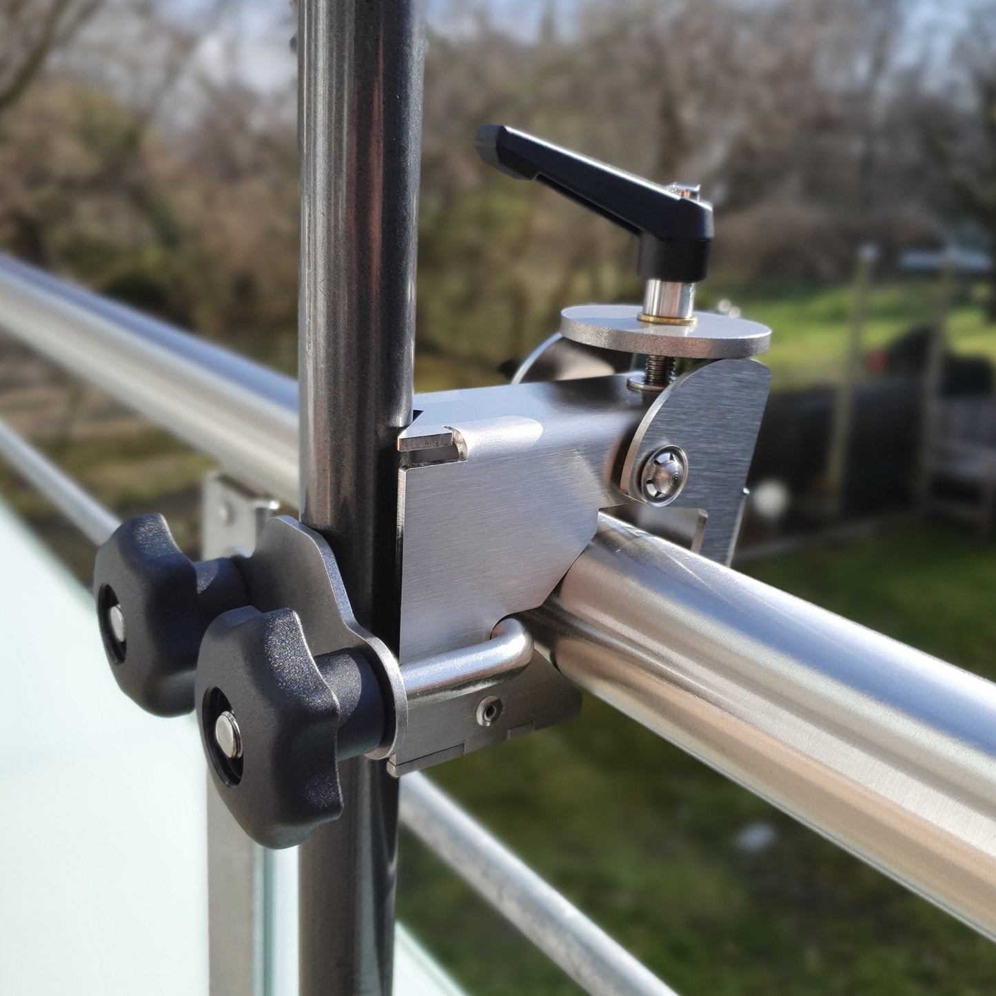 Sonnenschirm Halterung aus Edelstahl für runde Balkongeländer - PARASOL CLAW