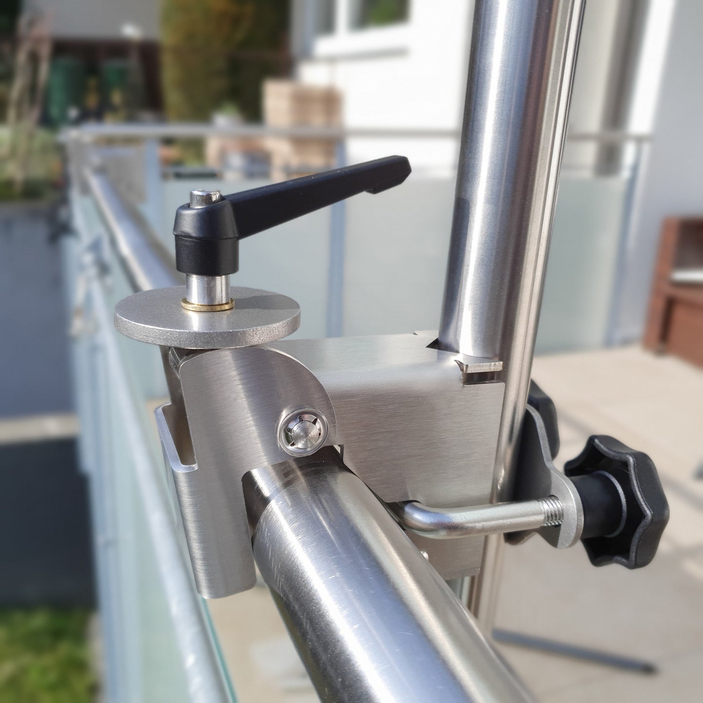 Sonnenschirm Halterung aus Edelstahl für runde Balkongeländer - PARASOL CLAW